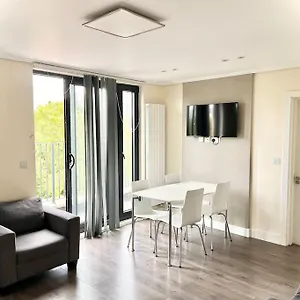 Luxurious 2 Bedroom Flat In Apartment London